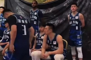 奥尼尔与模特合影 ！终于看到正常的身高搭配了😂